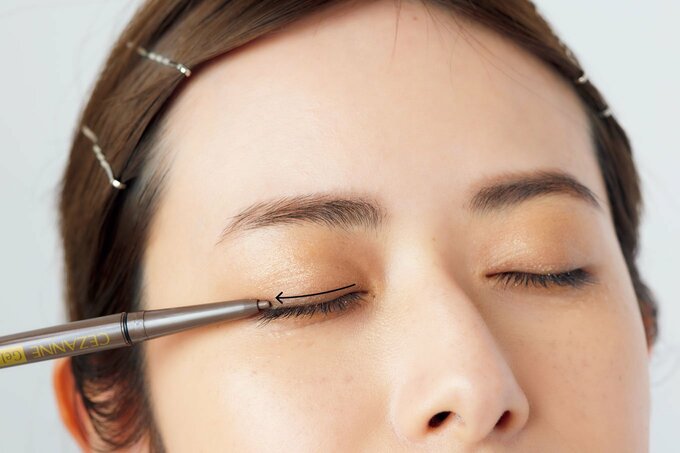 アイライナーで目の際にラインを引く