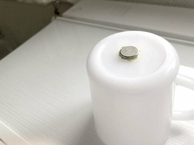 コップの底に強力磁石