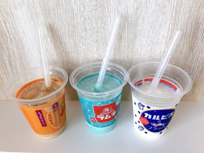 ストローがささっているフラッペ3つ