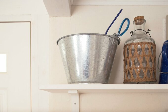 バケツはインテリアになじむブリキ製をチョイス