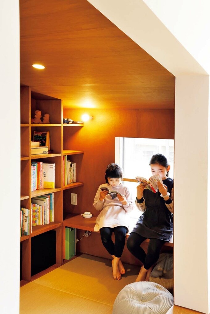 畳に寝転んだり窓辺に腰かけたりしながら読書を楽しめる