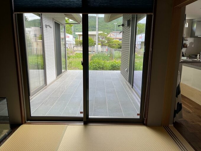 視線が気になるコの字平屋の中庭