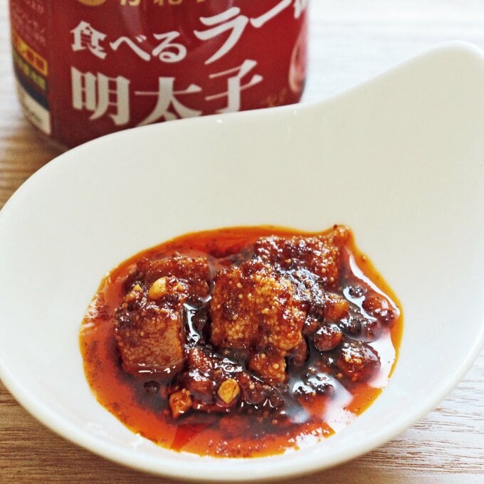 白い小皿に入った食べるラー油