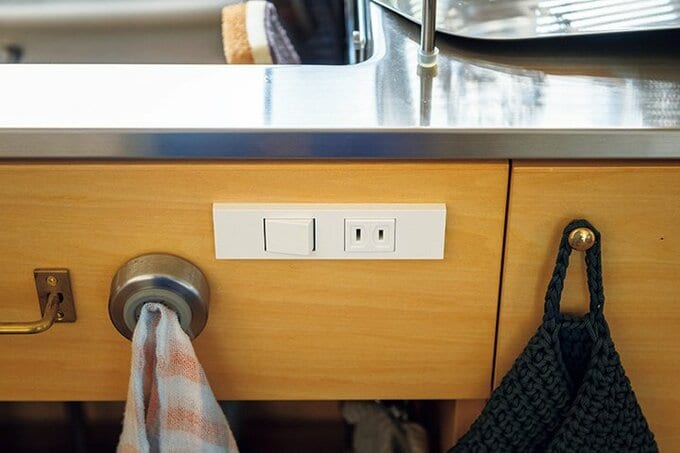 シンク下の狭いスペースにもコンセント