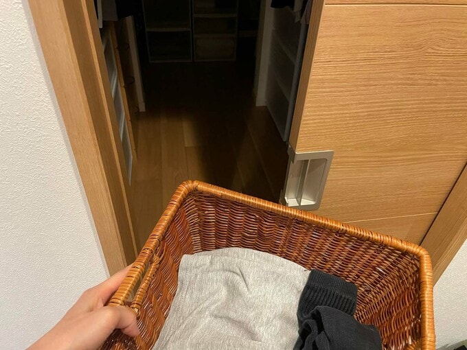 洗濯カゴを持ってクローゼットへ