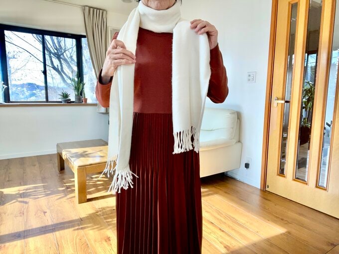 1. マフラーを一回巻き、片方を短くします。