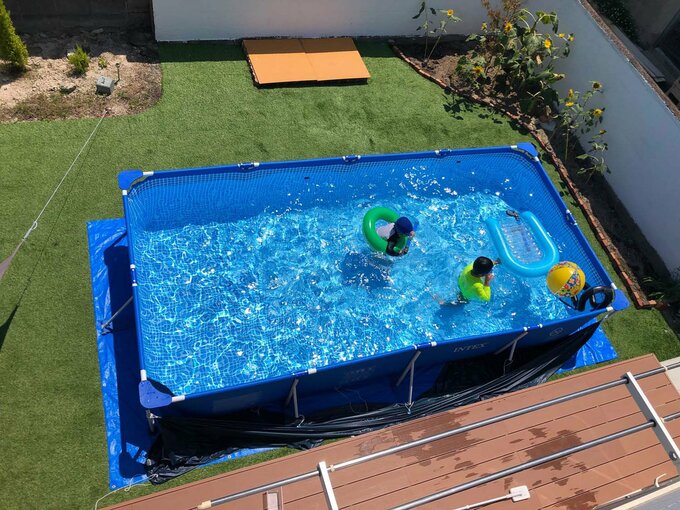 ベランダから撮影した庭で子どもが遊んでいる様子