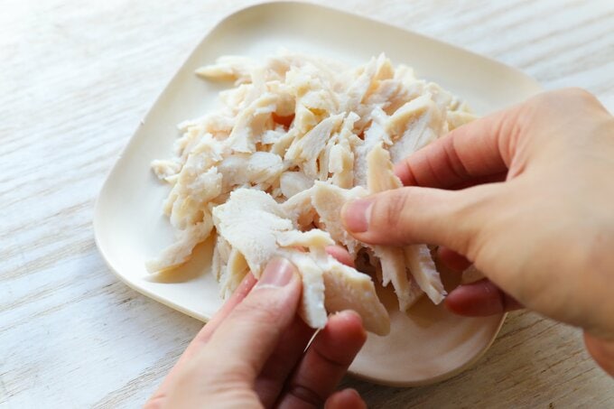 チキンをほぐす