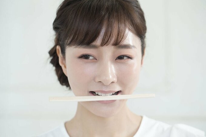 割りばしを前歯でかむ