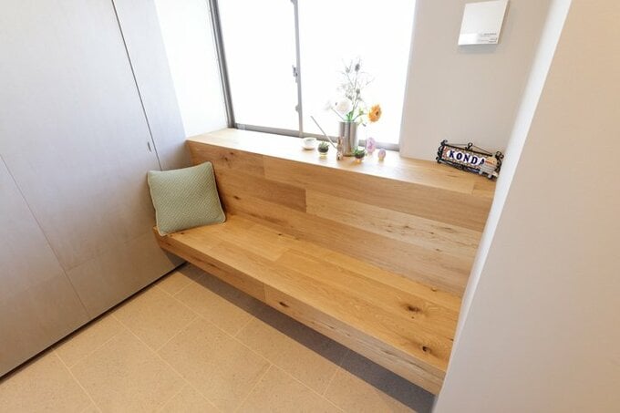 土間玄関の窓辺に造作したベンチ