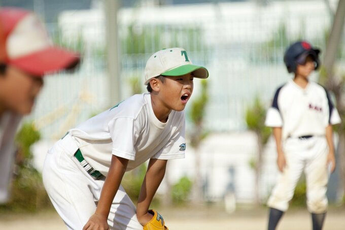 少年野球をする小学生男子