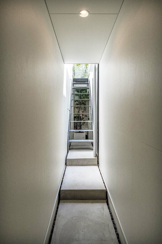 2階テラスに続く外階段