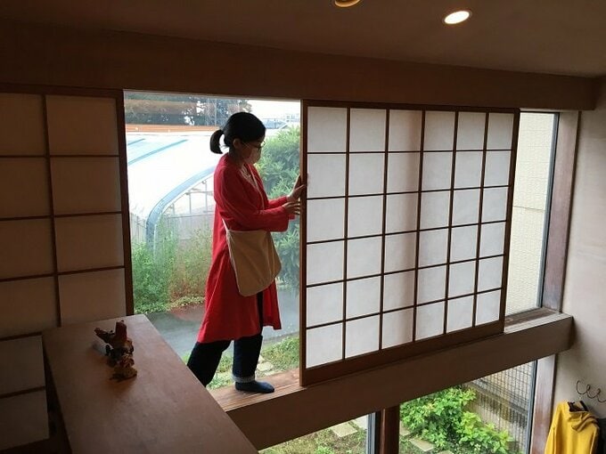 2階の障子を閉める萩原葵さん