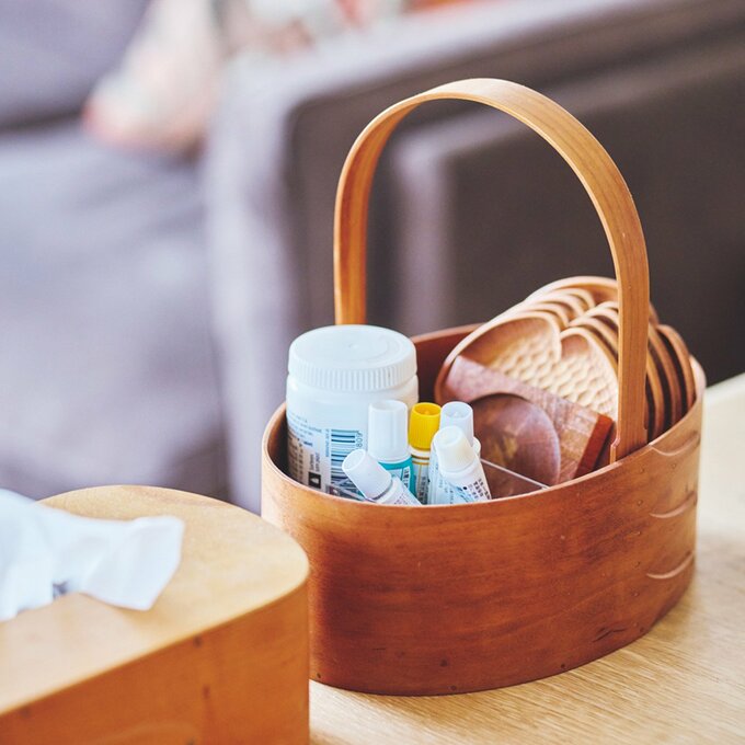 小物類が入ったカゴ