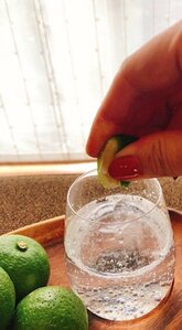 強炭酸水に、カットしたカボスを絞るだけ