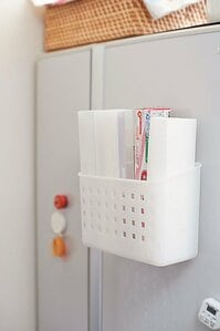 マグネットをつけたカゴに入れて、冷蔵庫にペタリ