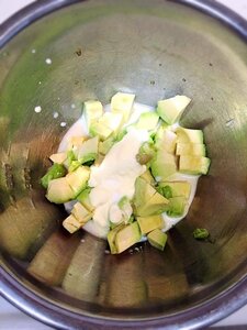 ボウルにアボカドと調味料をすべて入れる。
