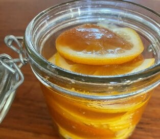 手軽にできる自家製はちみつレモン。やさしい甘さで、体もポカポカに