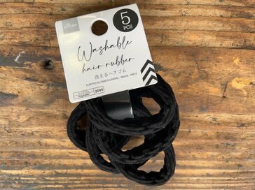 ダイソーの「洗えるヘアゴム」が便利。幅広タイプで跡がつきにくく、汗をかく季節にぴったり