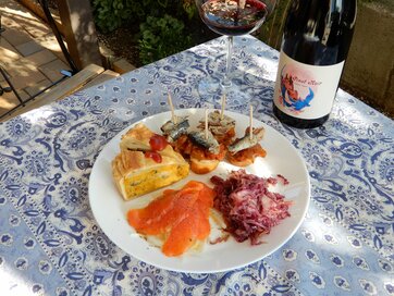 湘南の穴場ビーチの最新グルメ。ワインと楽しむパンとおつまみが絶品