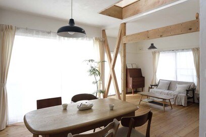 【戸建てリノベ事例】吹き抜け天井から光がこぼれる、自然素材に包まれた家