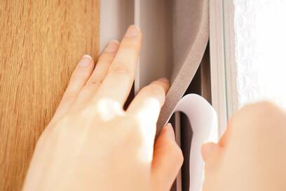 窓のすき間から暖房を逃さない！100均の対策テープが便利