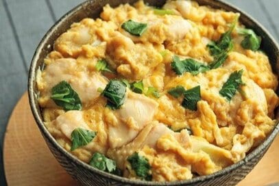 笠原将弘さんが教える「鶏胸肉」のふんわり親子丼。薄めのそぎ切りにするからやわらかに