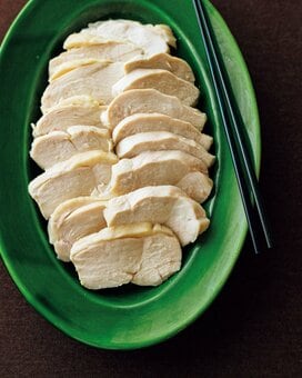 電子レンジで手間いらず「蒸し鶏」。鶏胸肉がしっとり、アレンジも自在