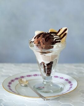 家でぜいたくチョコパフェレシピ。グラスに盛りつけて喫茶店風