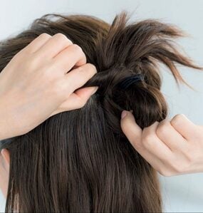 両手で毛束をわる