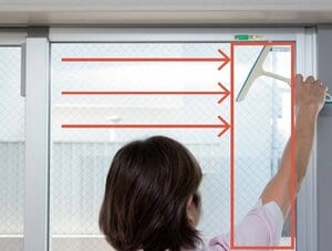 スクイージーを少し傾け、左から右に動かす