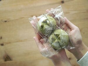落ち着いた色のひもを使います