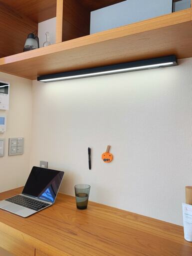 デスクライトを設置したミニデスク