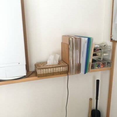 棚に書類など