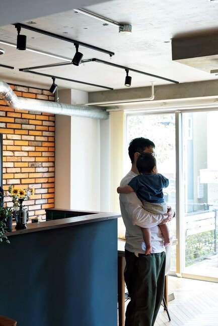 テラスに囲まれた明るいダイニング