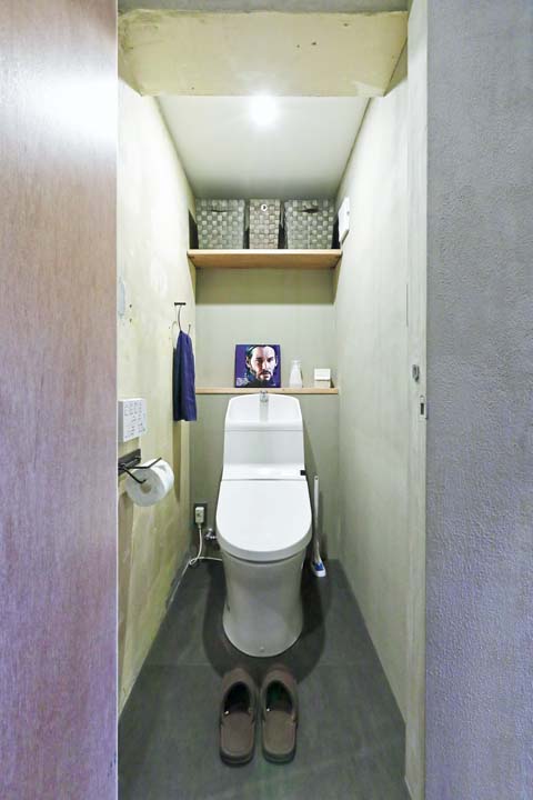 以前はサニタリースペースと直結していたトイレを分離して使いやすく