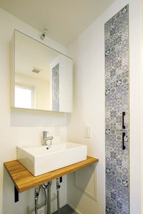 洗面カウンターはダイニングテーブルなどと同じタモ材で造作