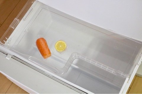 冷蔵庫にニンジンとレモン