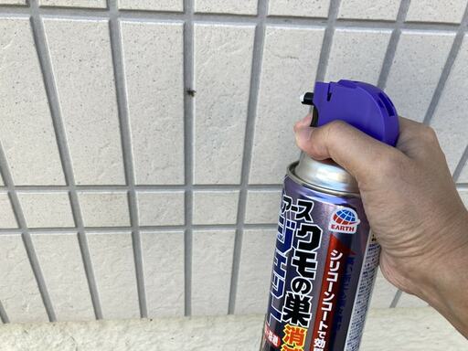 クモの巣ジェットを吹きかける