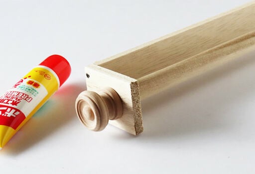 両サイドに木工用ボンドで木製つまみを接着する