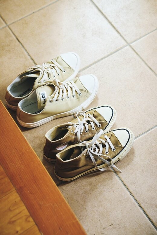 玄関に並んだコンバースのスニーカー