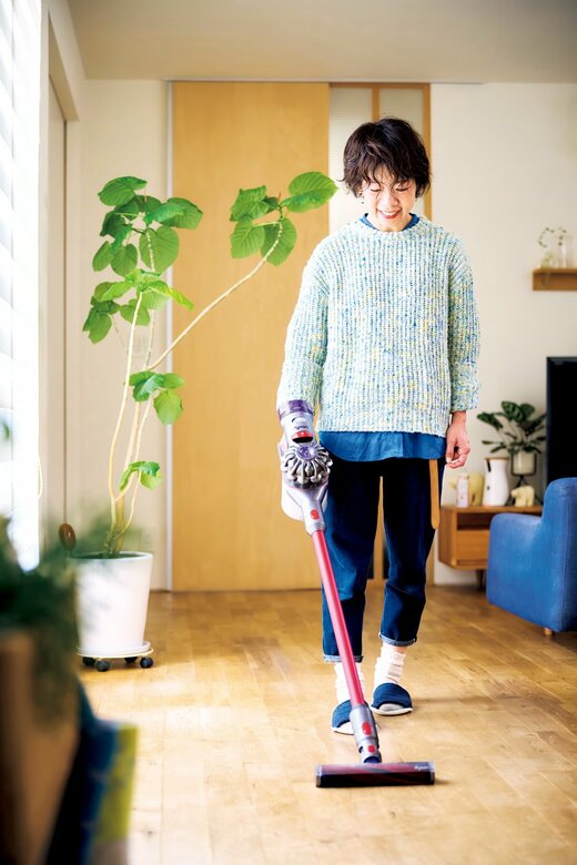 掃除機をかけるハギヤマジュンコさん