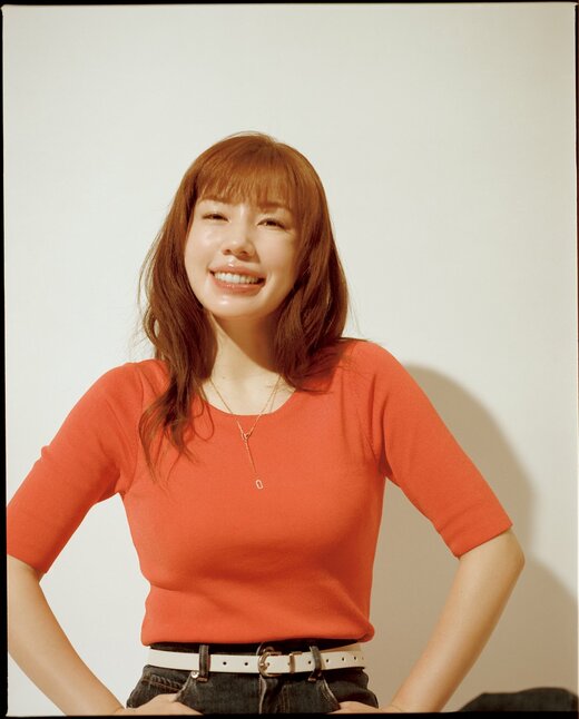 手を腰に添えほほ笑む仲 里依紗さん