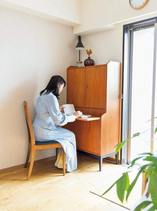 椅子に座って作業をする女性