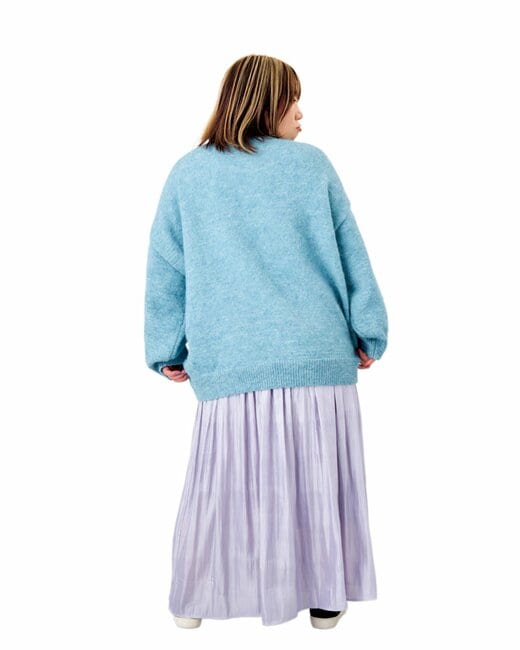 青いニットを着た女性の後ろ姿
