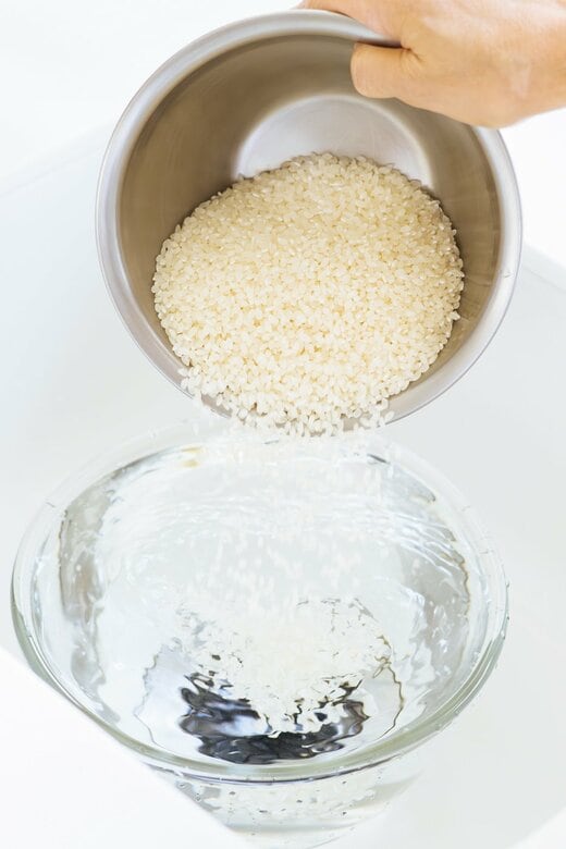 お米を水にくぐらせる