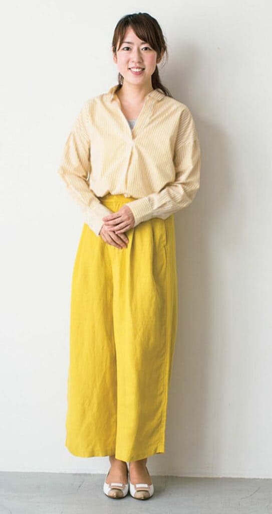 黄色のパンツの女性