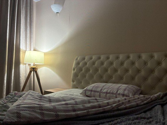 やわらかい明かりの寝室