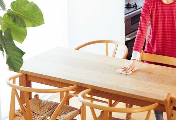 テーブルをふく女性