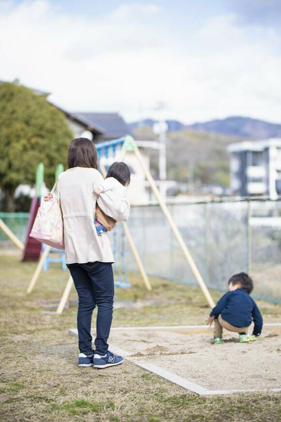 公園に女性と子ども2人